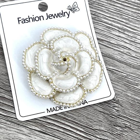 NEW- Camellia Flower Brooch with Faux Pearls White Pearl Gold Tone 1.5" - Picture 2 of 8